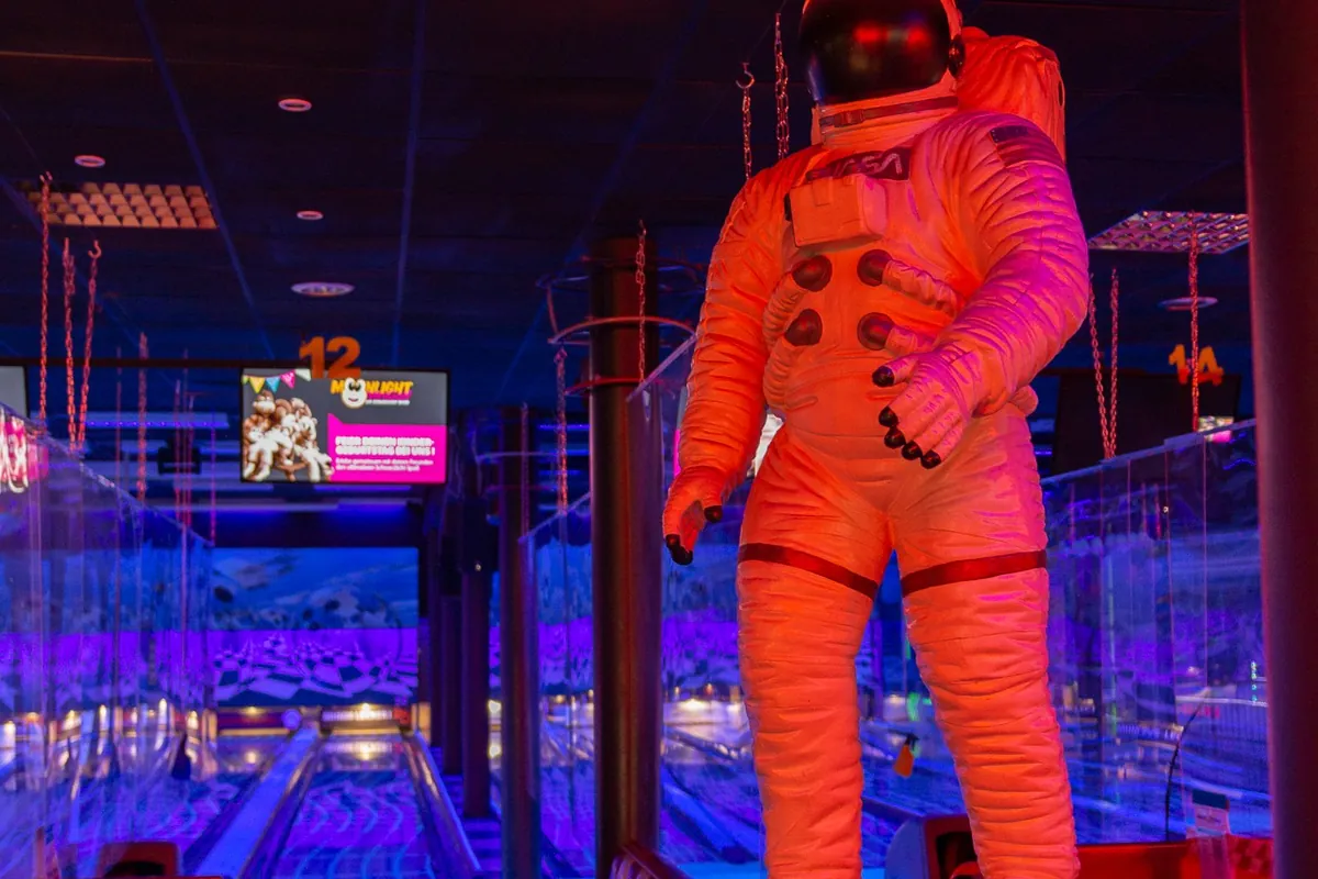 Astronautenfigur als Dekoration im XXL Sportcenter Duisburg