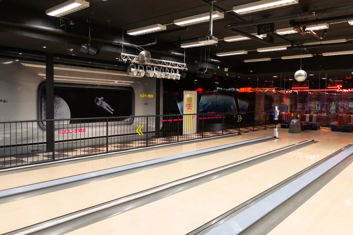 Bowlingbahnen im XXL Sportcenter Duisburg bei Tageslicht
