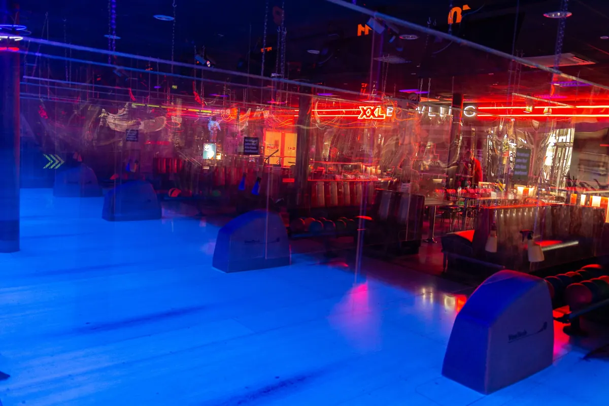 Disco-Bowling mit Lasershow und rotem Licht im XXL Sportcenter Duisburg