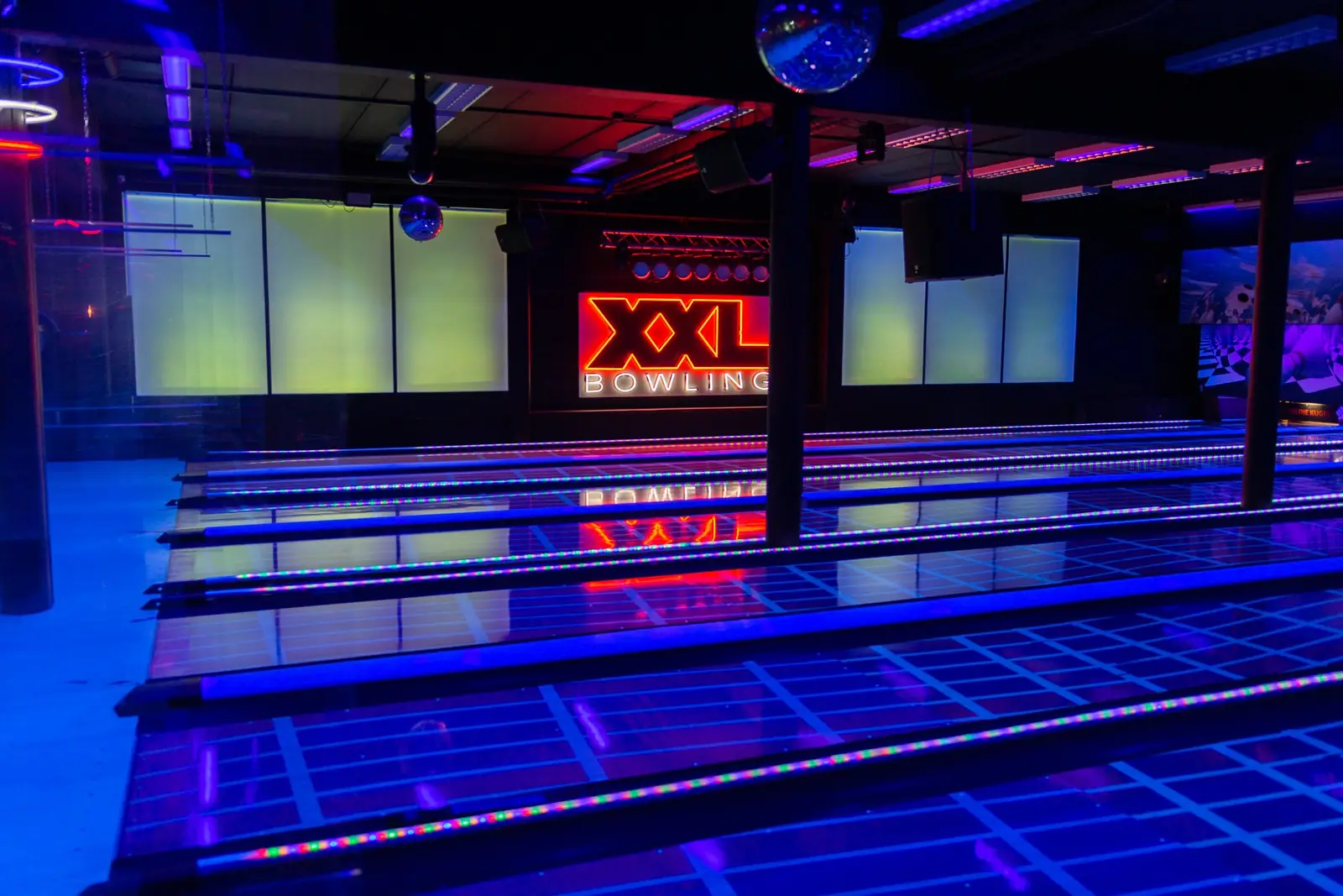 Bowling Düsseldorf: 16 Bahnen unter UV-Licht im XXL Sportcenter in Duisburg