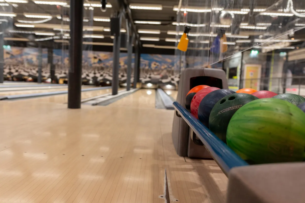 Kugelrückgabe mit Bowlingkugeln in verschiedenen Gewichten